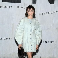 Maissie Williams di fashion show Givenchy. (Foto: Getty Images)