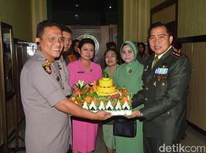 Kejutan Hangat dan Dadakan dari Kapolresta untuk Dandim 0803 Madiun