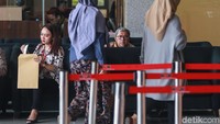 Aher terlihat di KPK Jl Kuningan Persada, Jakarta Selatan, Jumat (4/10/2019) sekitar pukul 13.00 WIB. Mengenakan pakaian batik, Aher menunggu di lobi KPK sebelum masuk ke ruang pemeriksaan.