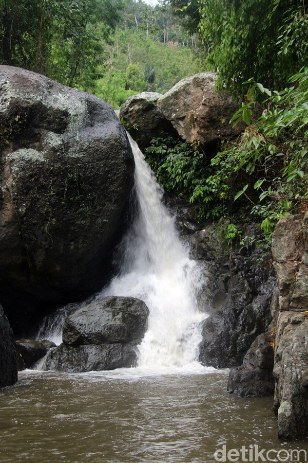 Air terjun ini hanya berjarak sekitar 15 kilometer dari Kecamatan Wonomulyo, Pusat Perdagangan Kabupaten Polewali Mandar. Waktu tempuhnya hanya 20 menit saja. (Abdy Febriady/detikcom) Air terjun ini hanya berjarak sekitar 15 kilometer dari Kecamatan Wonomulyo, Pusat Perdagangan Kabupaten Polewali Mandar. Waktu tempuhnya hanya 20 menit saja. (Abdy Febriady/detikcom)