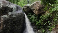 Air terjun ini hanya berjarak sekitar 15 kilometer dari Kecamatan Wonomulyo, Pusat Perdagangan Kabupaten Polewali Mandar. Waktu tempuhnya hanya 20 menit saja. (Abdy Febriady/detikcom)