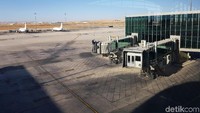 Bandara Internasional Queen Alia (QAIA) terdiri dari dua landasan pacu paralel yang panjangnya 3.660 meter dan lebar 61 meter.