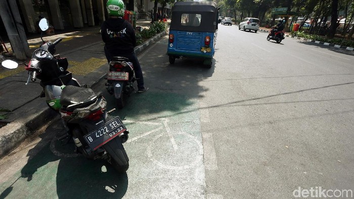 Jalur sepeda di Melawai, Jakarta Selatan yang disalahgunakan motor dan bajaj. Foto: Rengga Sancaya Jalur sepeda di Melawai, Jakarta Selatan yang disalahgunakan motor dan bajaj. Foto: Rengga Sancaya