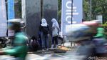 Keren! Para Pelajar Bersihkan Sisa-sisa Vandalisme di Senayan