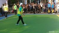 Sri Mulyani dan tim mengenakan rompi berwarna hijau. Sedangkan tim lawan menggunakan rompi berwarna orange, dan tak lupa memakai topi putih diputar ke belakang.