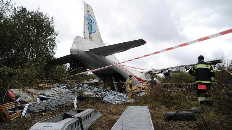 Pesawat Jatuh Saat Akan Lepas Landas di Ukraina, 5 Orang Tewas Pesawat Jatuh Saat Akan Lepas Landas di Ukraina, 5 Orang Tewas