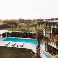 Rumah di Bali ini jadi viral karena kemewahannya. Rumah tersebut di bangun di area persawahan di daerah Canggu, Bali.  Foto: Instagram, Facebook