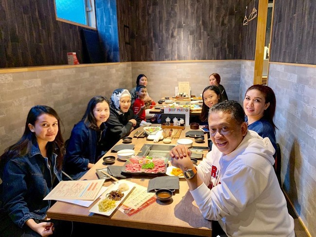 Liburan ke Jepang bersama kelurga, Bambang Soesatyo terlihat memadukan gaya casualnya dengan jam tangan Richard Mille x Nadal yang memiliki ciri khas strap atau tali berwarna oranye. Foto: Dok. Instagram @bambang.soesatyo