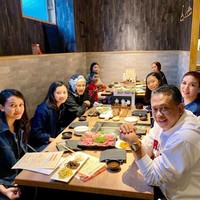 Liburan ke Jepang bersama kelurga, Bambang Soesatyo terlihat memadukan gaya casualnya dengan jam tangan Richard Mille x Nadal yang memiliki ciri khas strap atau tali berwarna oranye. Foto: Dok. Instagram @bambang.soesatyo