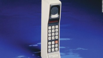Inilah ponsel pertama Motorola DynaTAC 8000X  yang dirilis 1983. Foto: CNN