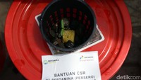 Masyarakat dilatih budidaya tanaman hidroponik tomat, karena lebih mudah dalam hal penanaman serta bisa diolah menjadi berbagai produk olahan.