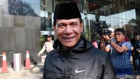 Tersangka kasus dugaan suap proyek pembangunan sistem penyediaan air minum (SPAM) di Kementerian PUPR, Rizal Djalil, nampak tersenyum kepada awak media usai menjalani pemeriksaan di KPK, Jakarta, Jumat (4/10/2019).