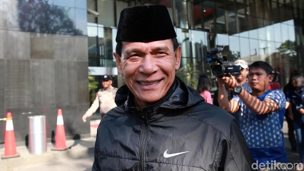 Senyum Rizal Djalil Usai Diperiksa KPK Soal Suap Proyek Air Minum