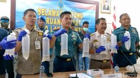 Pelaku yang diamankan hanya anak buah HO, berinisial WS dan EF yang saat itu sedang melakukan pengepakan dan pencatatan. Sementara bos kedua pelaku masih dalam pengejaran petugas.