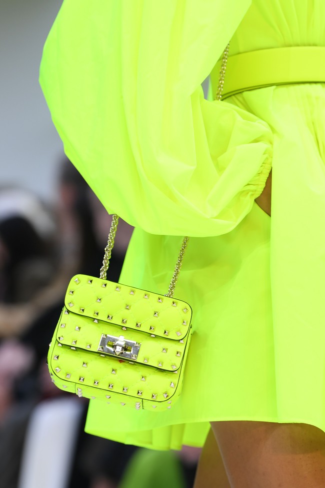 Di fashion show Valentino, deretan tasnya tampil dengan warna neon yang mencolok. (Foto: Pascal Le Segretain/Getty Images)