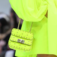 Di fashion show Valentino, deretan tasnya tampil dengan warna neon yang mencolok. (Foto: Pascal Le Segretain/Getty Images)