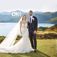 Rio Ferdinand baru saja menikahi bintang reality show Kate Wright. Istri pesepak bola yang telah pensiun tersebut pun mengenakan gaun cantik dengan aksen menerawang terutama di bagian perut. Terlihat sedikit seksi tapi gaun tersebut tidak tampak vulgar.  Foto: Instagram