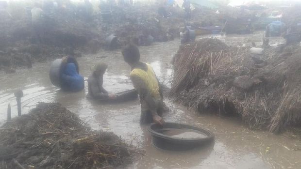 Warga saat berburu harta karun sisa Kerajaan Sriwijaya