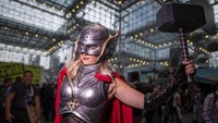 Seorang pengunjung mengenakan kostum superhero Thor lengkap dengan mjolnir hammer atau palu sakti milik sang dewa petir dari Asgard tersebut. Istimewa/Charles Sykes/AP Photo.