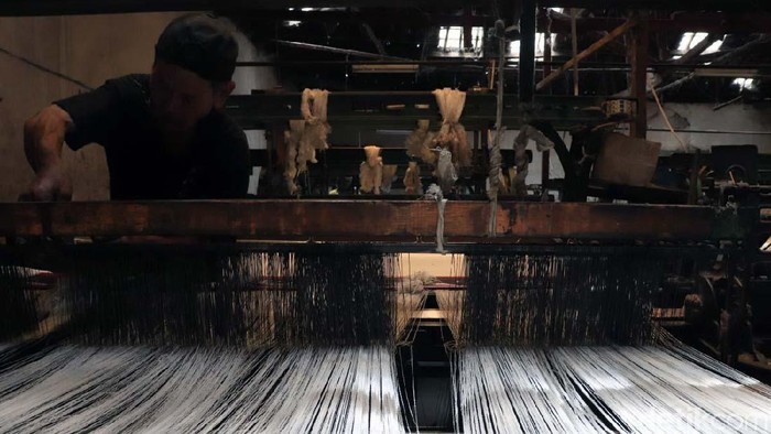 Produk tekstil impor dari China makin deras masuk ke Indonesia. Para pengusaha industri Tekstil dan Produk Tekstil (TPT) di Jabar pun mengeluh karena terancam bangkrut.