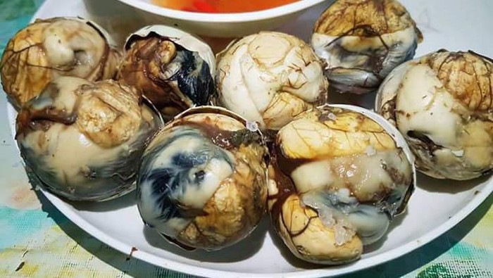 Balut, Telur Isi Embrio Bebek yang Kontroversi Tapi Tetap Disukai