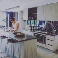 Tammy Hall pakai gaun pernikahannya di berbagai aktivitas sehari-hari