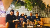 Begitupun dengan sang keluarga yang pastinya menyesalkan perbuatan Rifat. Kebersamaan Rifat dengan sang keluarga pernah ia pamerkan melalui instagram. Segalanya, tulis Rifat. Foto: Instagram @rifatsungkar93