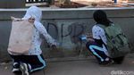 Keren! Para Pelajar Bersihkan Sisa-sisa Vandalisme di Senayan