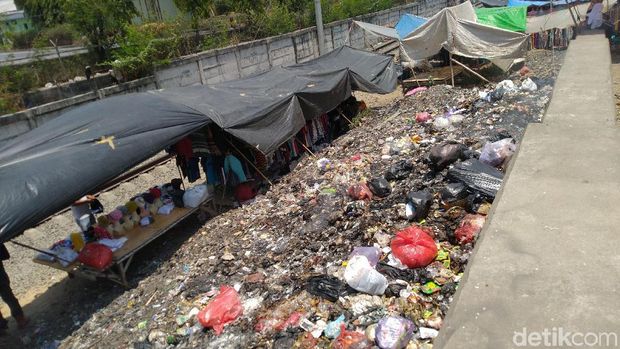 Sudah Bertahun-Tahun Sampah di Samping Rel Citeureup Tak Dibersihkan