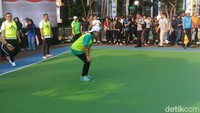 Mantan Direktur Pelaksana Bank Dunia itu tampak bersemangat untuk mengalahkan tim lawan. Sayang, di babak pertama dia harus menelan kekalahan.
