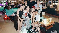 Keakraban Rifat bersama temannya, membuat ia kerap kali hangout di sebuah cafe bergaya fancy, seperti momennya yang satu ini. Foto: Instagram @rifatsungkar93