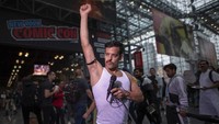 Selain karakter dari komik maupun anime, ada pula pengunjung yang datang ke New York Comic Con 2019 dengan mengenakan kostum layaknya Freddie Mercury, vokalis dari salah satu band rock legendari Queen. Istimewa/Charles Sykes/AP Photo.