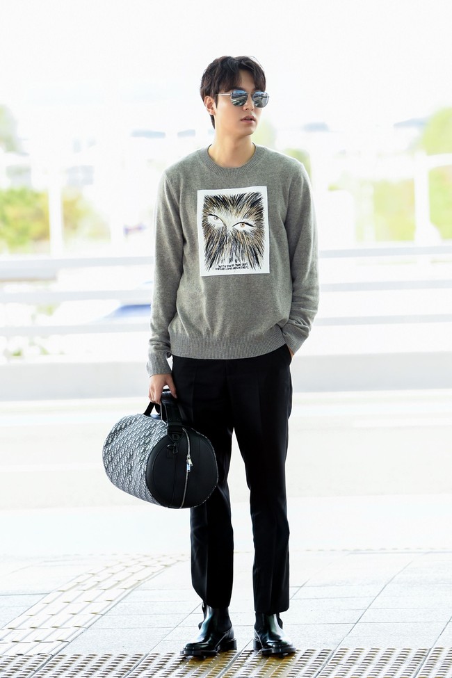 Lee Min Ho menunjukkan airport fashion dengan gaya casual tapi tetap stylish saat berada di bandara Incheon, Korea Selatan untuk terbang ke Bali. Terlihat simpel, keseluruhan busana aktor 31 tahun ini bernilai ratusan juta rupiah. Foto: Dok. Dior
