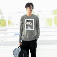 Lee Min Ho menunjukkan airport fashion dengan gaya casual tapi tetap stylish saat berada di bandara Incheon, Korea Selatan untuk terbang ke Bali. Terlihat simpel, keseluruhan busana aktor 31 tahun ini bernilai ratusan juta rupiah. Foto: Dok. Dior