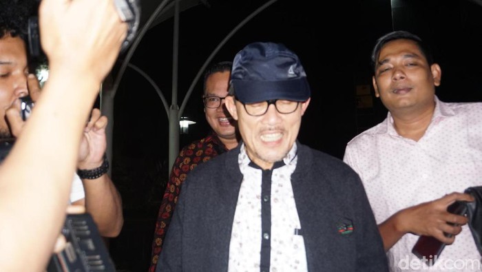 Wali Kota Dumai Zulklifi Adnan Singkah usai diperiksa KPK, Jumat (4/10/2019)