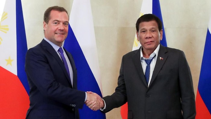 Perdana Menteri Rusia Dmitry Medvedev dan Presiden Filipina Rodrigo Duterte. Foto: Sputnik/Ekaterina Shtukina/Pool via REUTERS Perdana Menteri Rusia Dmitry Medvedev dan Presiden Filipina Rodrigo Duterte. Foto: Sputnik/Ekaterina Shtukina/Pool via REUTERS