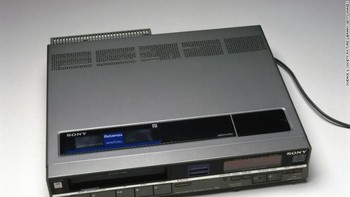 VHS dan Betamax. Dulu untuk menonton film di rumah menggunakan perangkat VHS atau Betamax. Sekarang dilakukan lewat streaming di berbagai macam perangkat. Foto: CNN