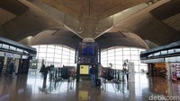 Bandara Internasional Queen Alia (QAIA) melayani penumpang, kargo udara, dan layanan pendukung penerbangan.