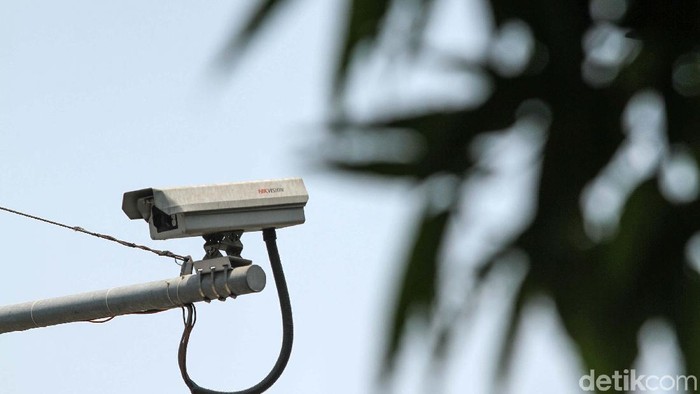 Sejumlah pemotor terpantau masih melakukan pelanggaran lalu lintas di jalan Sudirman-Thamrin, Jakarta, Jumat (4/10). Padahal di jalan protokol ini telah terpasang CCTV.