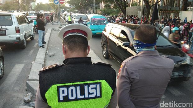 Demo di Kantor Gubernur Sulsel Bikin Macet Urip Sumoharjo Makassar