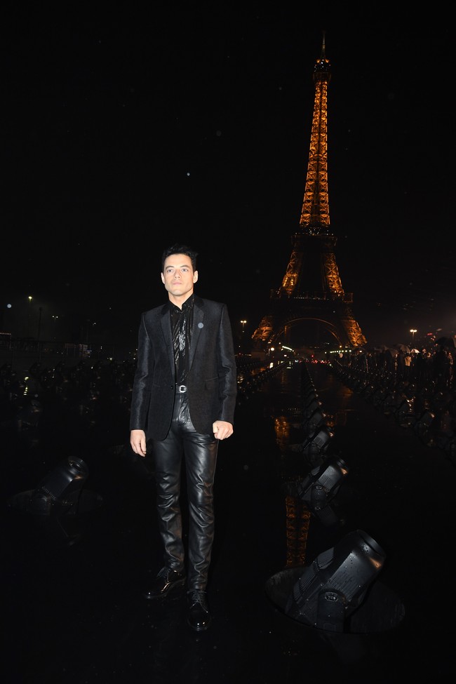 Rami Malek di fashion show Saint Laurent. (Foto: Getty Images)