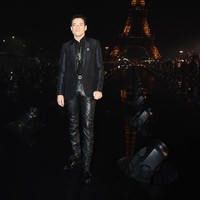 Rami Malek di fashion show Saint Laurent. (Foto: Getty Images)