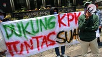 Massa dari Wahana Lingkungan Hidup (Walhi) menggelar aksi demo di depan gedung KPK, Jakarta, Umat (4/10/2019).