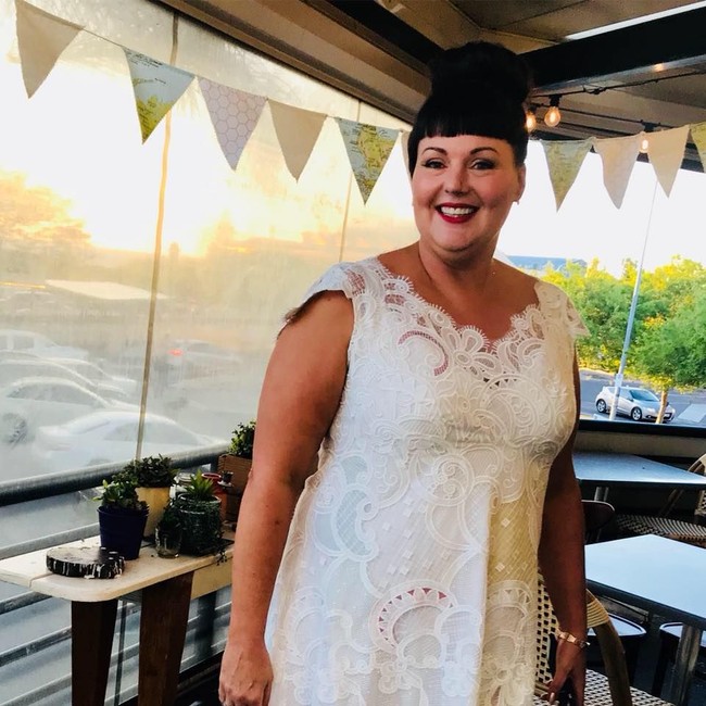 4. Wanita Pakai Gaun Pernikahannya Setiap Hari Demi IritTammy Hall mengadopsi gaya hidup anti-konsumerisme pada 2016 setelah perjalanannya ke India. Sejak saat itu ia bersumpah untuk tidak membeli pakaian atau alas kski baru. Karena itu, Tammy memakai gaun pernikahannya setiap hari selama setahun.Saya memutuskan jika saya akan mendapatkan gaun pengantin, saya akan memastikan saya memakainya lagi dan lagi. Saya memakainya untuk melakukan hal-hal seperti bermain basket, pergi memancing, dan bahkan mendaki melintasi kawah lumpur, ungkap Tammy kepada PA Real Life.Foto: Facebook