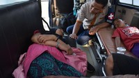 Pengungsi kerusuhan Wamena mendapatkan perawatan kesehatan saat Pesawat Hercules C-130 TNI AU yang membawanya menuju Lanud Halim Perdana Kusuma transit di Lanud Iswahjudi Magetan, Jawa Timur, Kamis (3/10/2019). ANTARA FOTO/Siswowidodo.