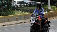 Pemotor yang berkendara sambil menelepon paling banyak terlihat.
