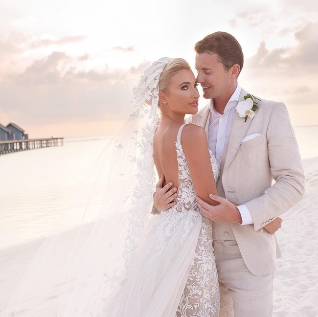 Bintang reality show asal Inggris Billie Faiers juga mengenakan gaun pernikahan transparan yang tampaknya tengah tren ini. Seperti yang lain, Billie memakai gaun bermaterial menerawang dengan detail renda. Baju itu pun menonjolkan tubuhnya yang seksi.Foto: Instagram