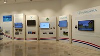  Setelah keluar dari terowongan kapsul, traveler akan lihat informasi tentang program fly responsibility yang dimiliki KLM. Informasi ini bisa traveler dapat melalui audio visual (Tasya/detikcom)
