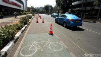 Seperti diketahui, Pemprov DKI Jakarta tengah gencar mengajak masyarakat untuk beralih menggunakan transportasi umum maupun mengendarai kendaraan yang ramah lingkungan, salah satunya sepeda. Oleh karena itu, sejumlah jalur sepeda dibuat di beberapa jalan ibu kota.