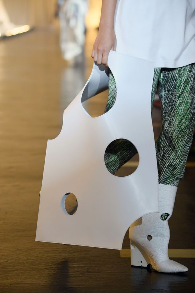 Jangan berharap kamu bisa menyimpan barang seperti dompet atau peralatan makeup di tas itu. Seperti dikabarkan Vogue, Off-White dalam keterangan persnya saat fashion show menegaskan bahwa tas Jitney terbaru ini memang sengaja diciptakan tanpa fungsi. Namun, Off-White tetap melengkapinya dengan semacam pouch sebagai wadah kecil di bagian dalam. (Foto: Pascal Le Segretain/Getty Images)